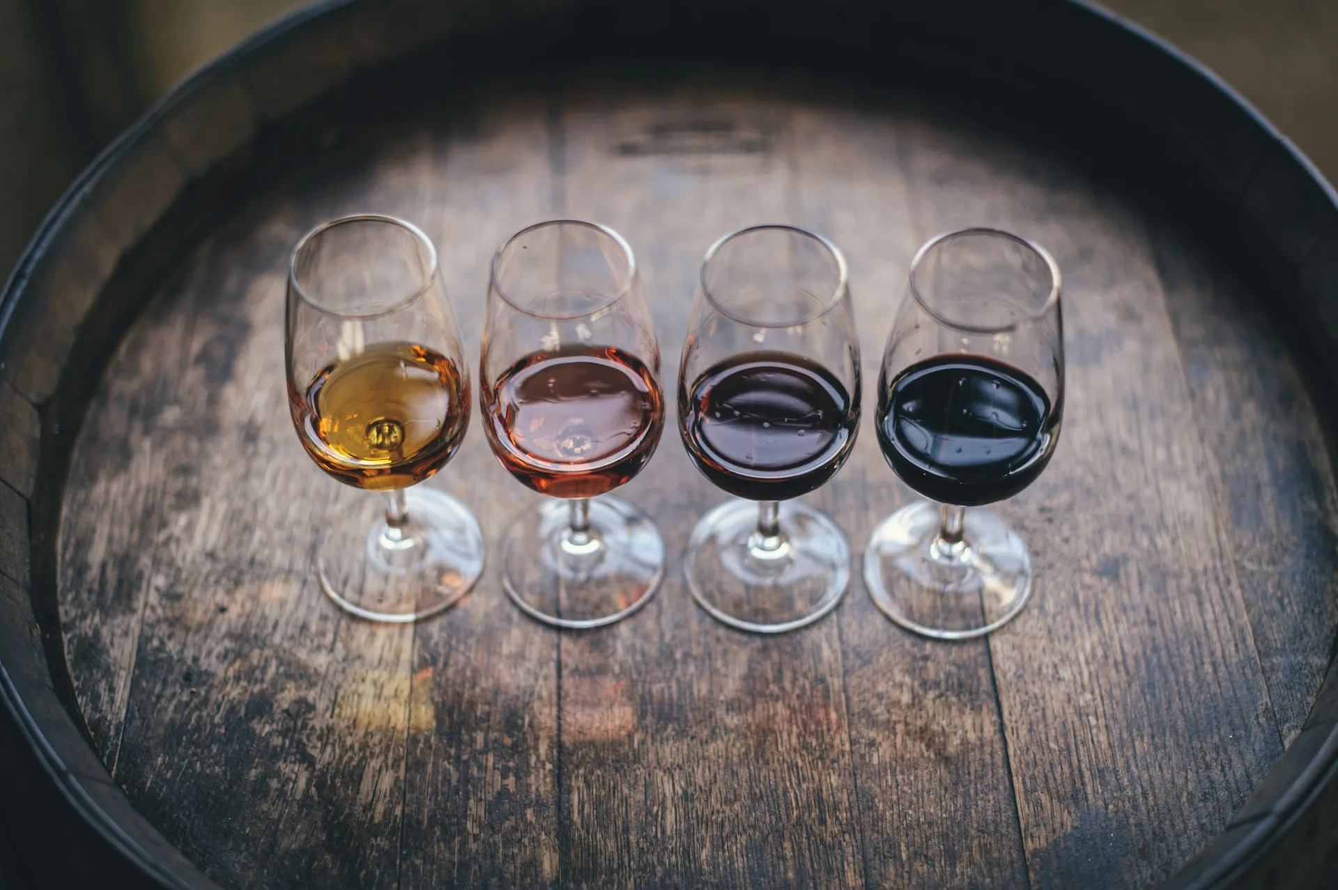 Fire glas vin på et fad