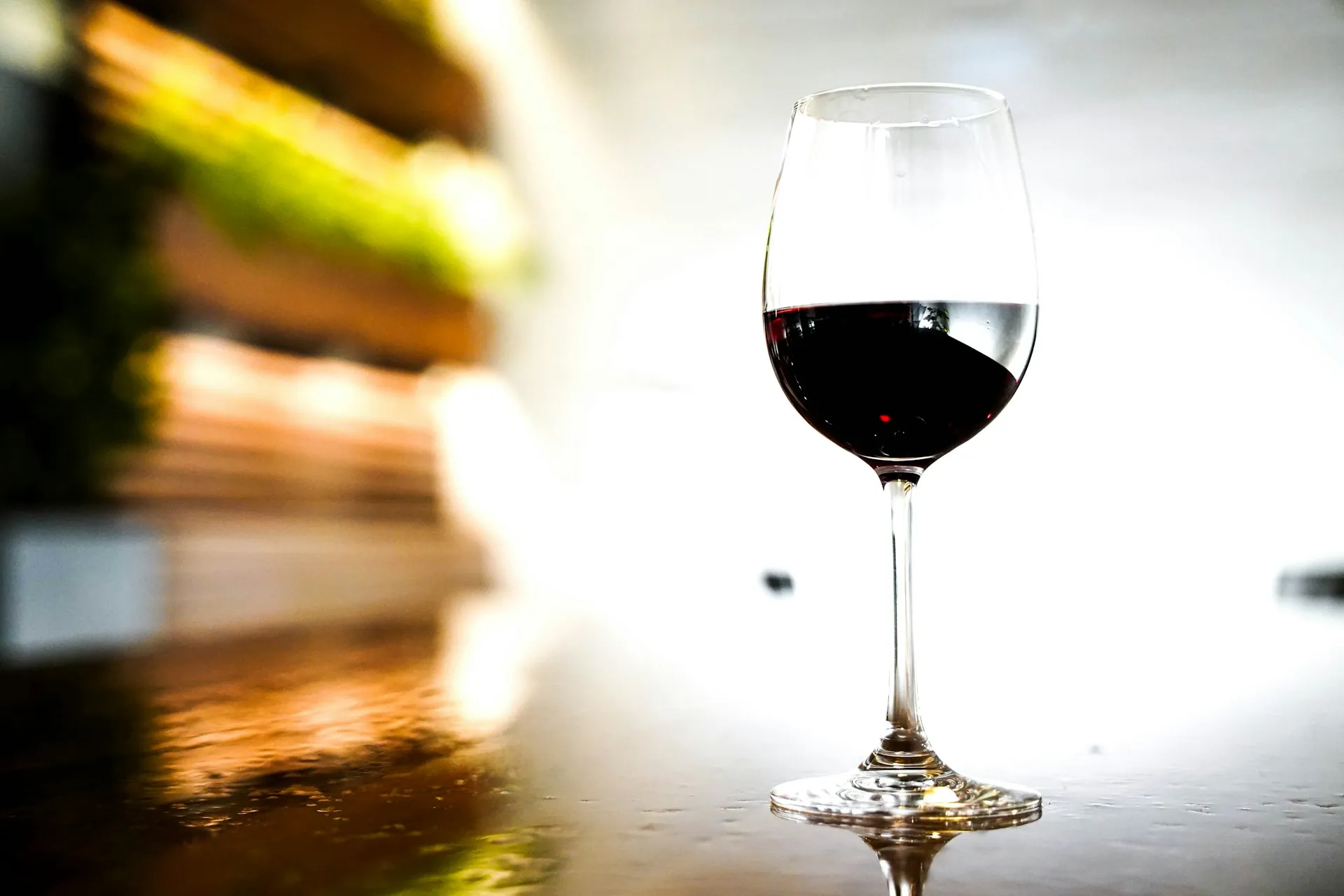 Et halvfyldt glas rødvin