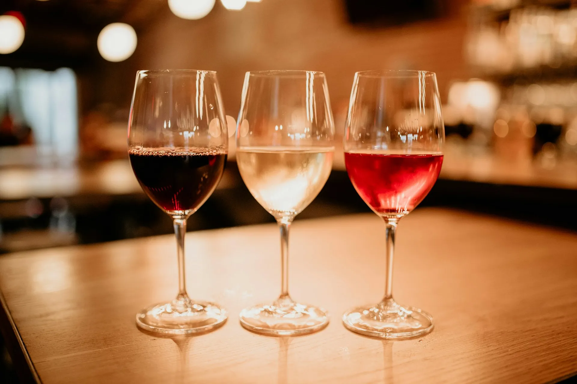 Tre glas vin: rød, hvid og rosé