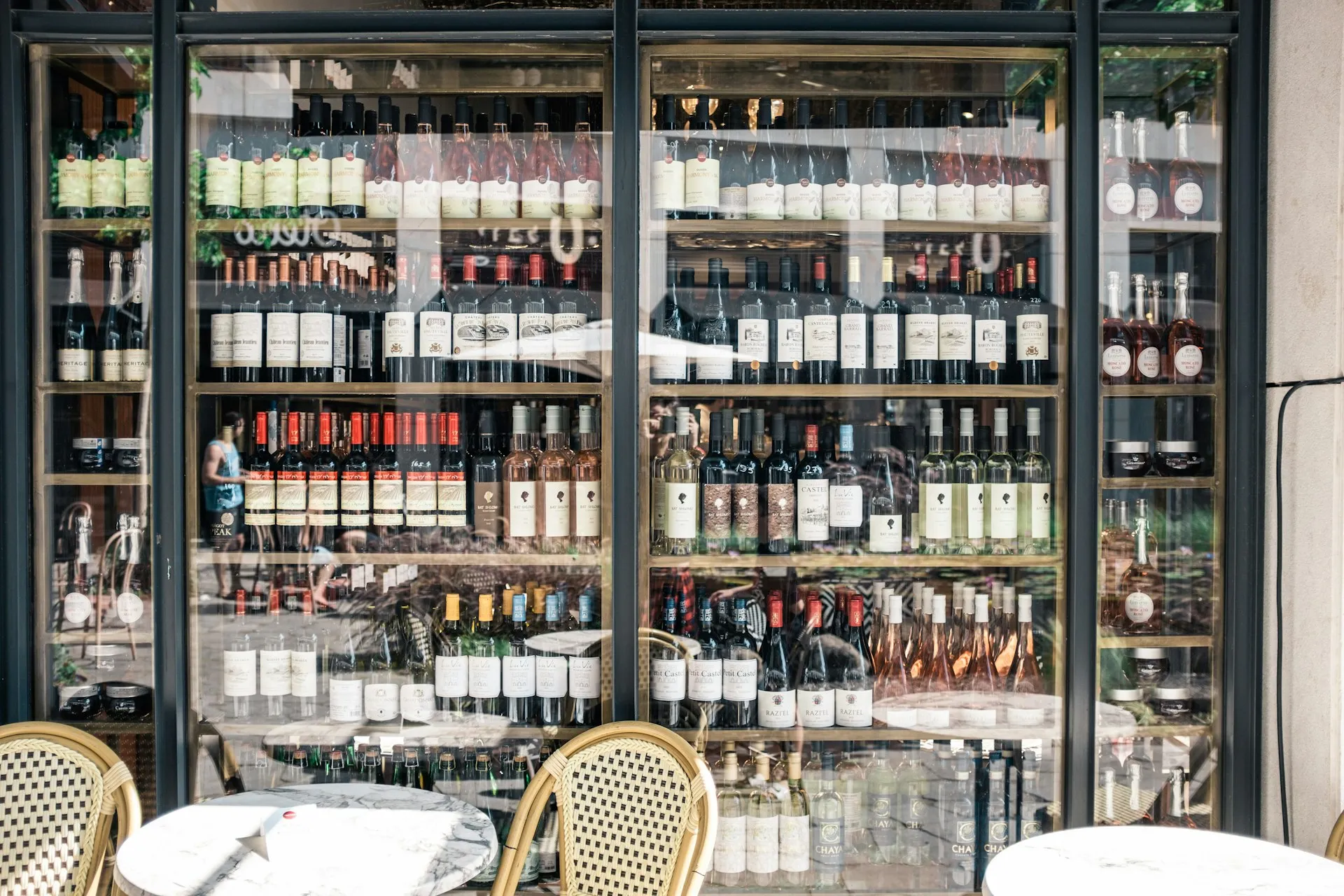 Vinhandel med flasker bag glas