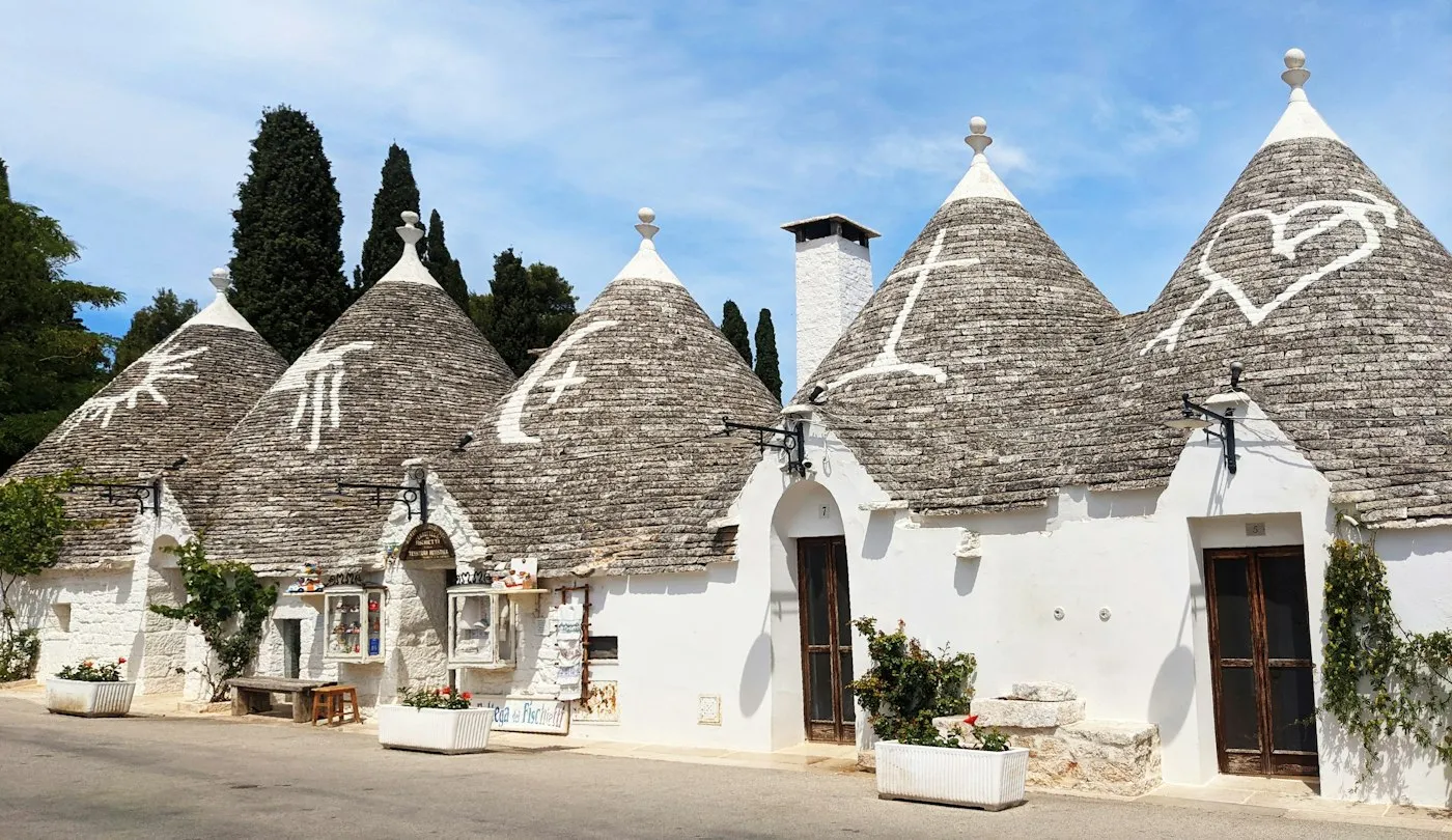 Trulli-huse med kegleformede stentage i Alberobello i Puglia