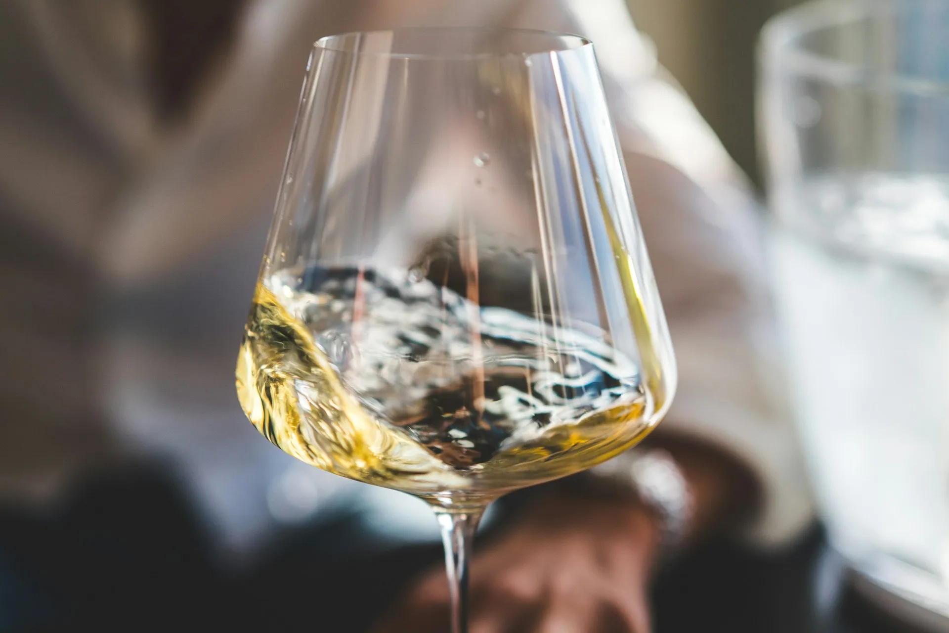 Gylden vin, der hvirvles i et glas