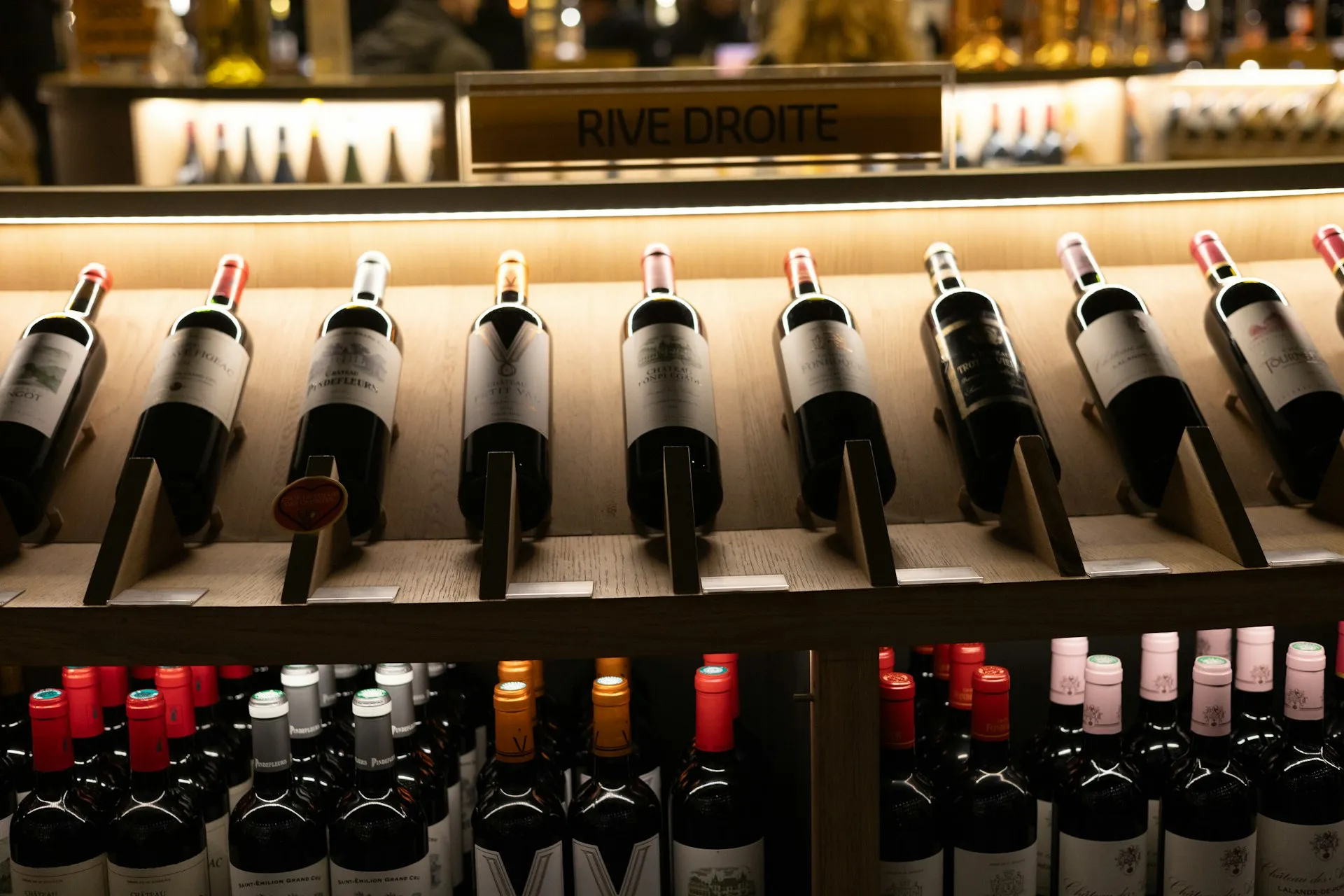 Vinflasker på hylder i en vinhandel