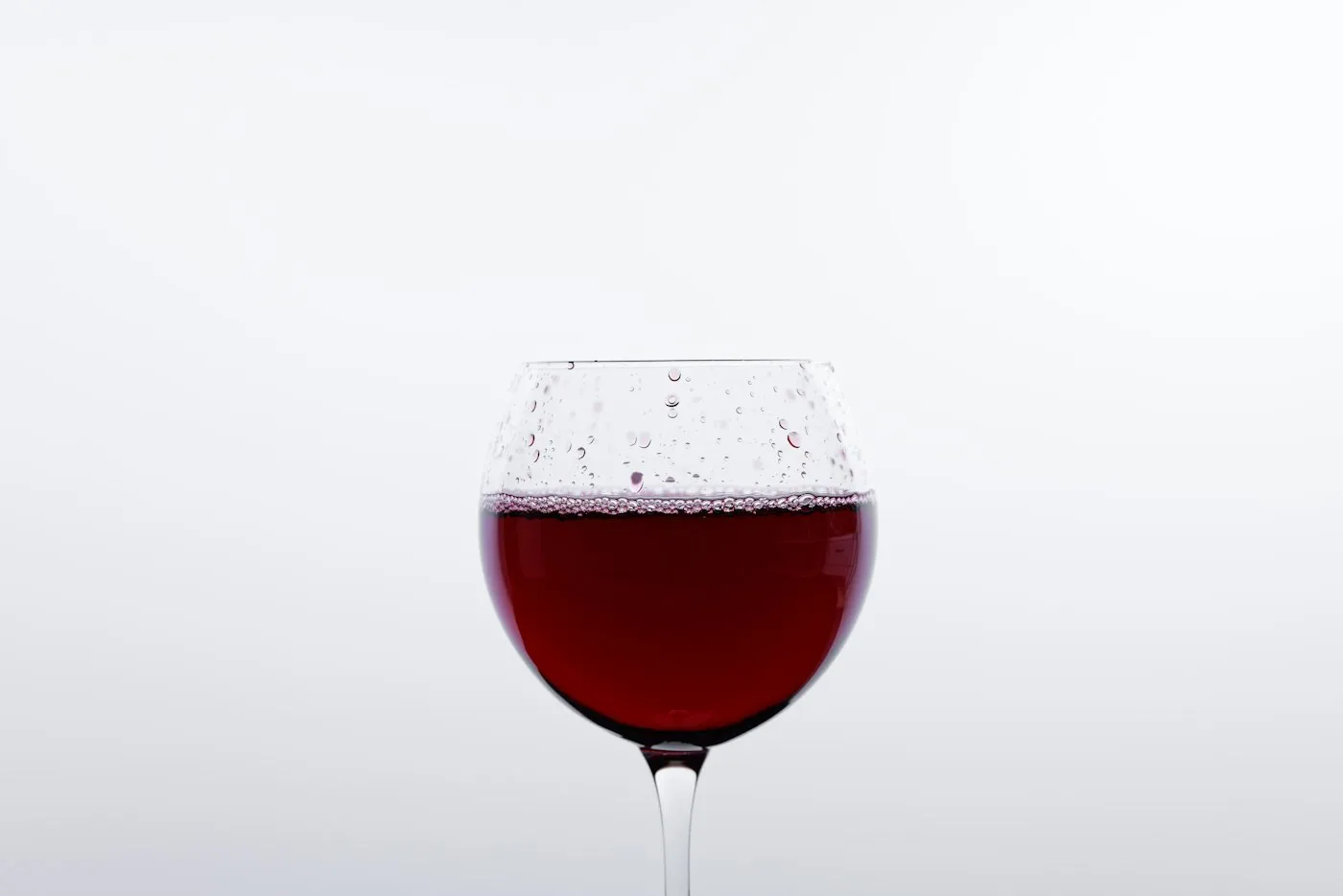 Et glas rødvin mod en lys baggrund