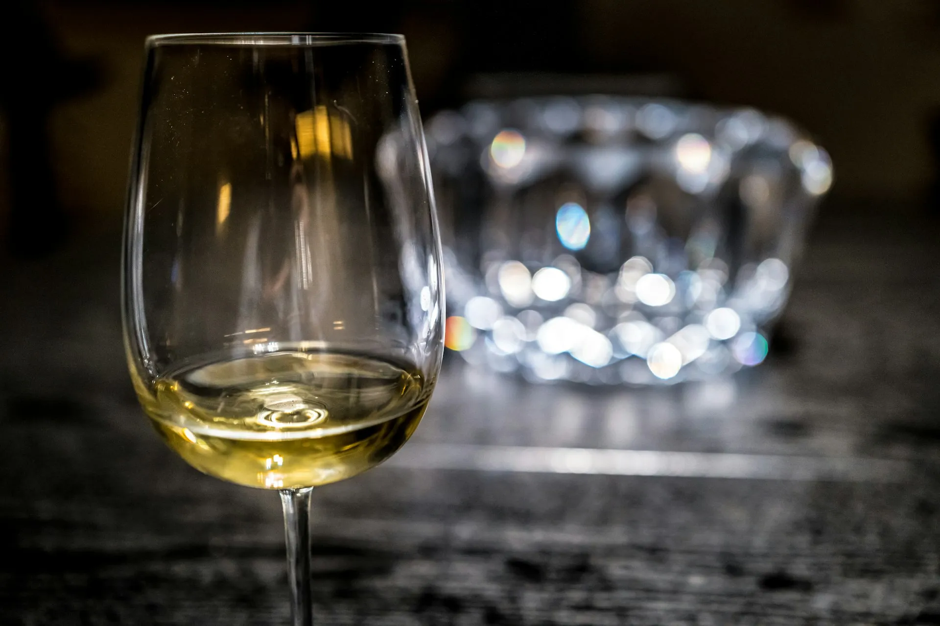 Et glas klar hvidvin